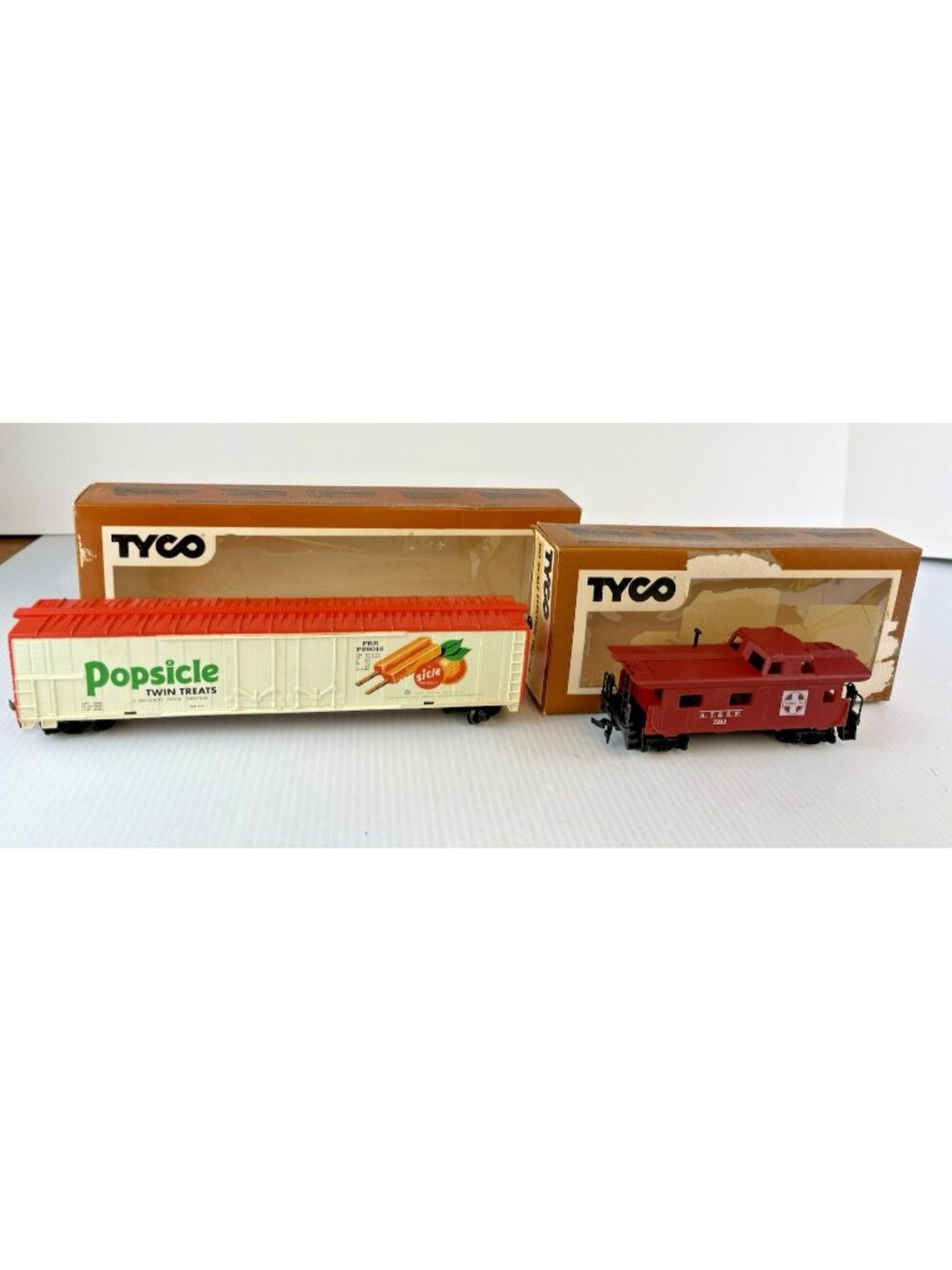 Lot 2 Vtg Tyco HO Reefer Train Cars Popsicle & ATSF 7240 w/Orig Boxes